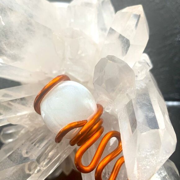 Vintage Copper Wire-wrap Pearlescent circular stone pendant, Unmarked - Picture 3 of 3